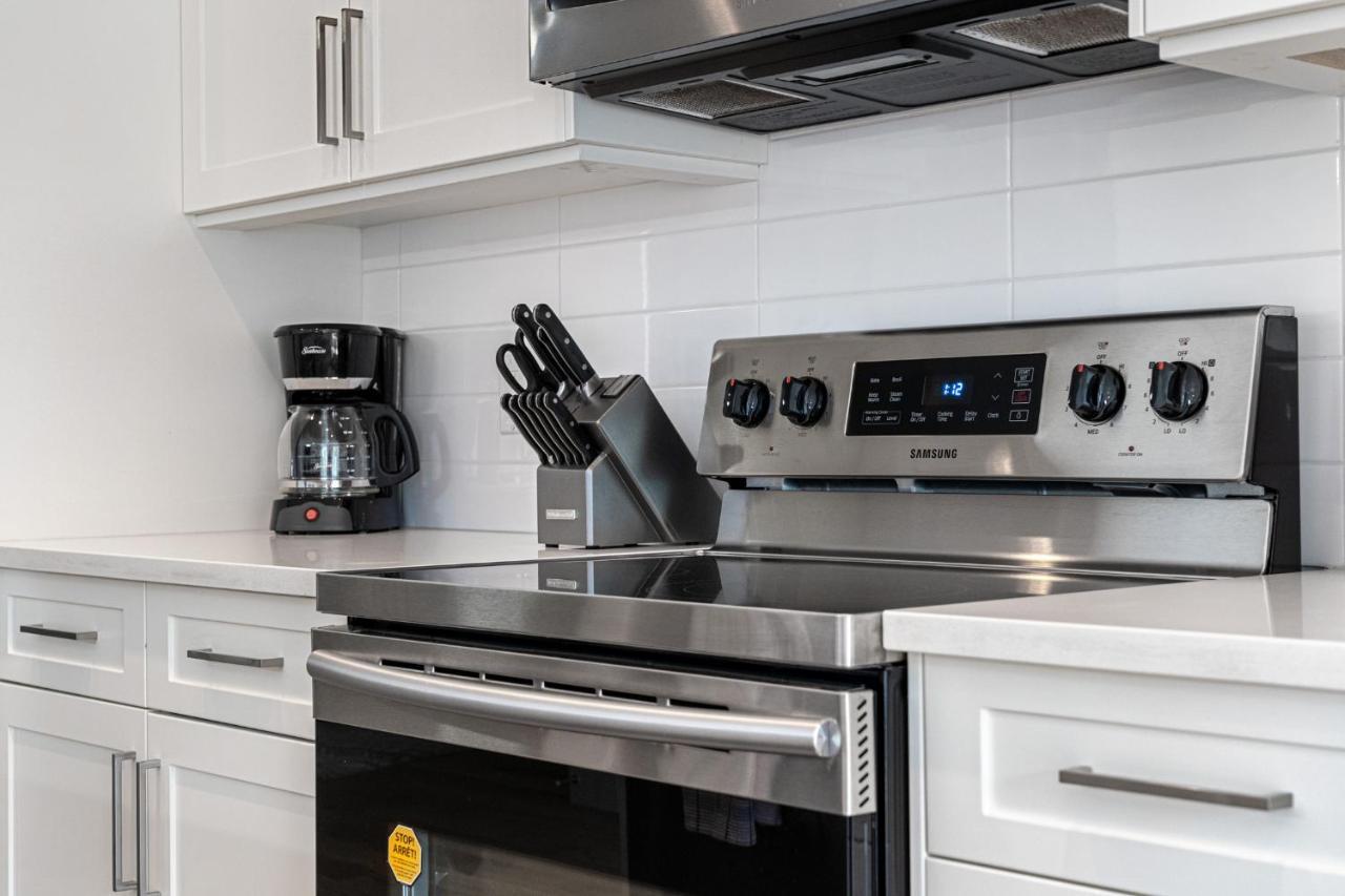 Contemporary Luxury 4 Bedroom House Near Downtown *