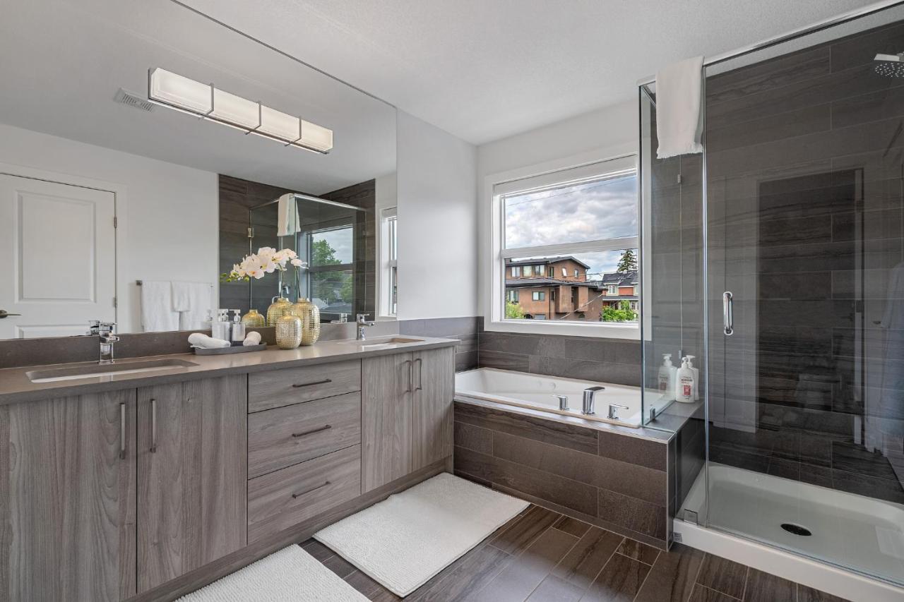Contemporary Luxury 4 Bedroom House Near Downtown Calgary