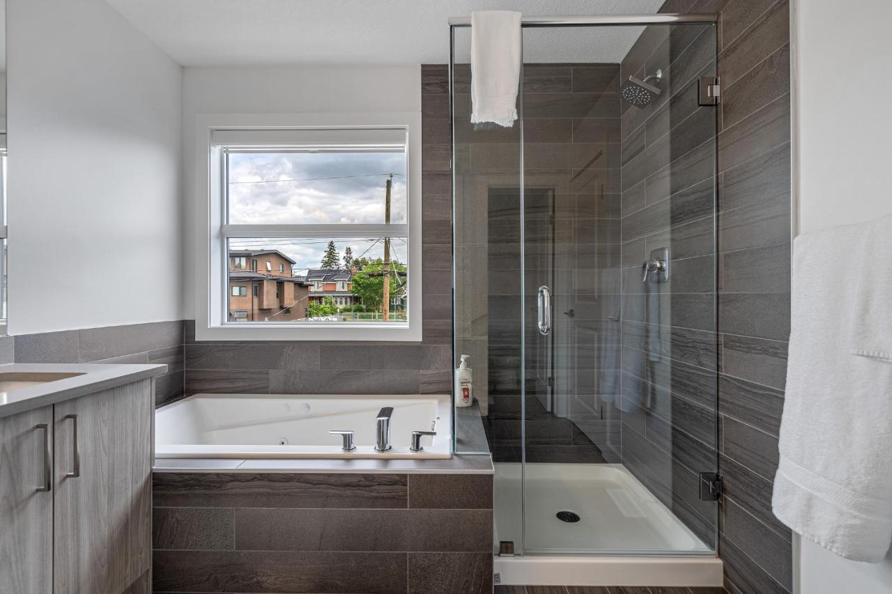 Contemporary Luxury 4 Bedroom House Near Downtown *