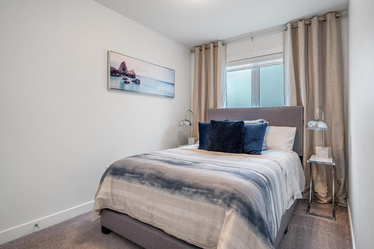 Contemporary Luxury 4 Bedroom House Near Downtown Holiday home Calgary