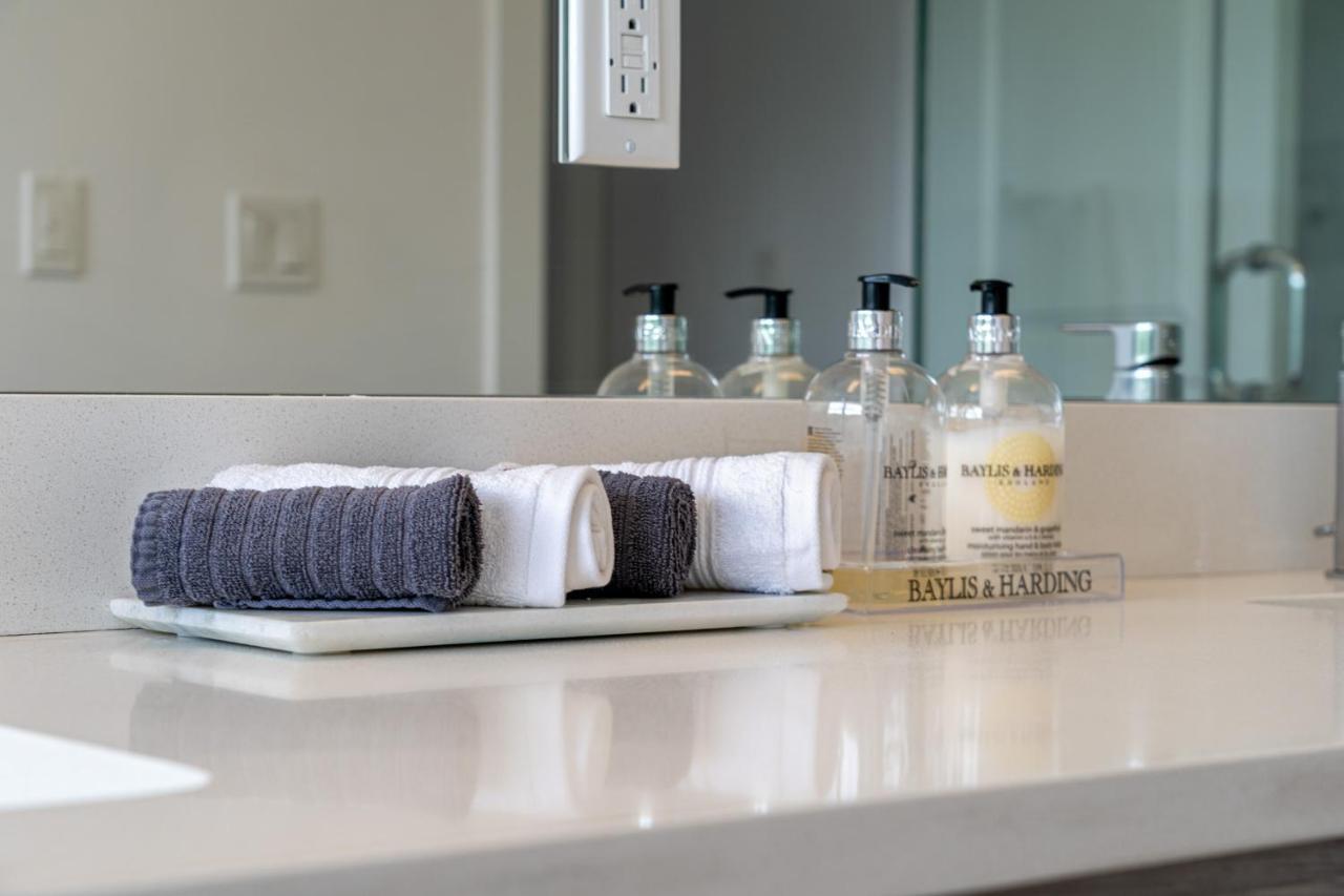 Contemporary Luxury 4 Bedroom House Near Downtown * Calgary