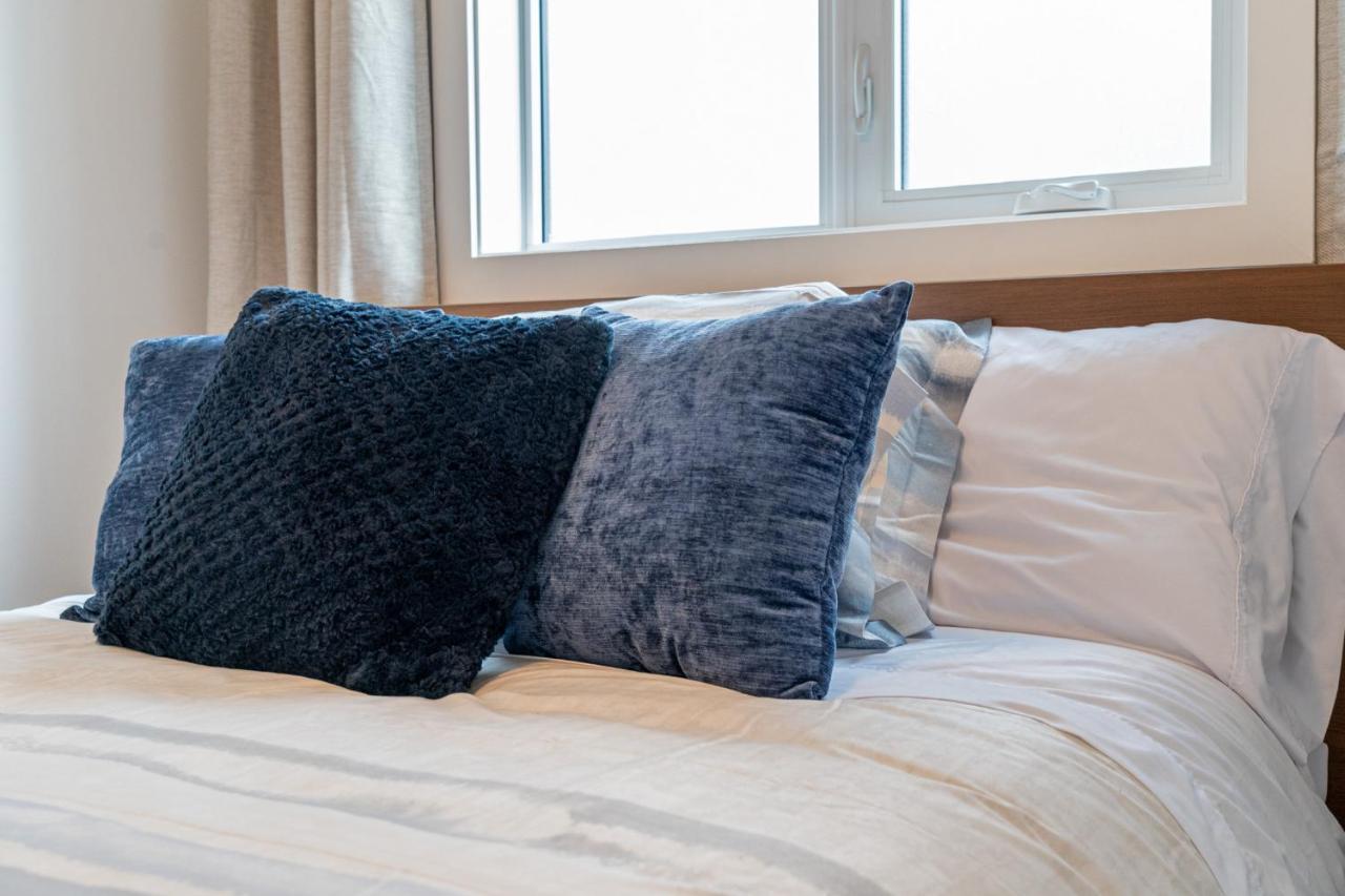 Contemporary Luxury 4 Bedroom House Near Downtown Holiday home Calgary