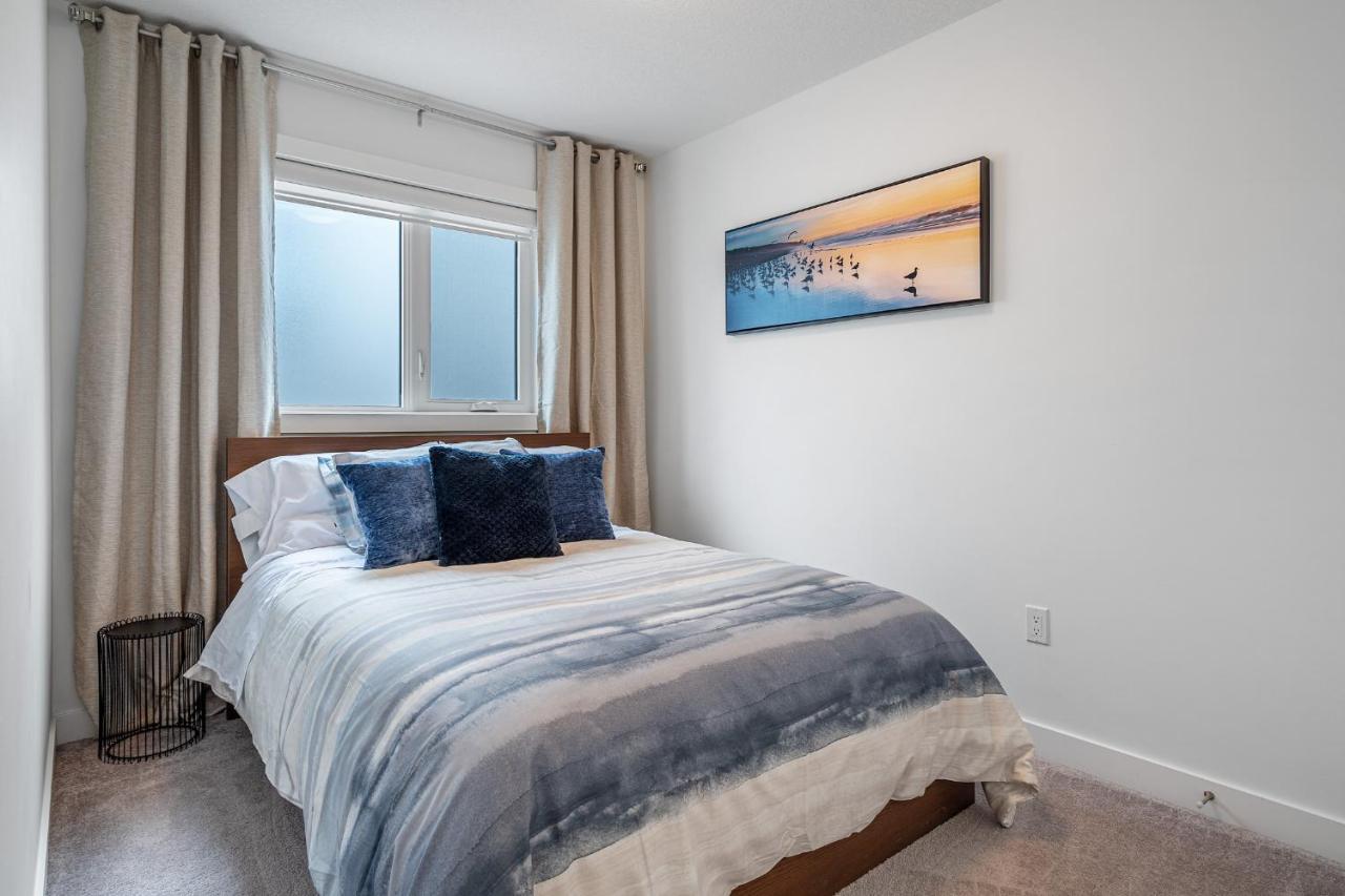Contemporary Luxury 4 Bedroom House Near Downtown Holiday home Calgary