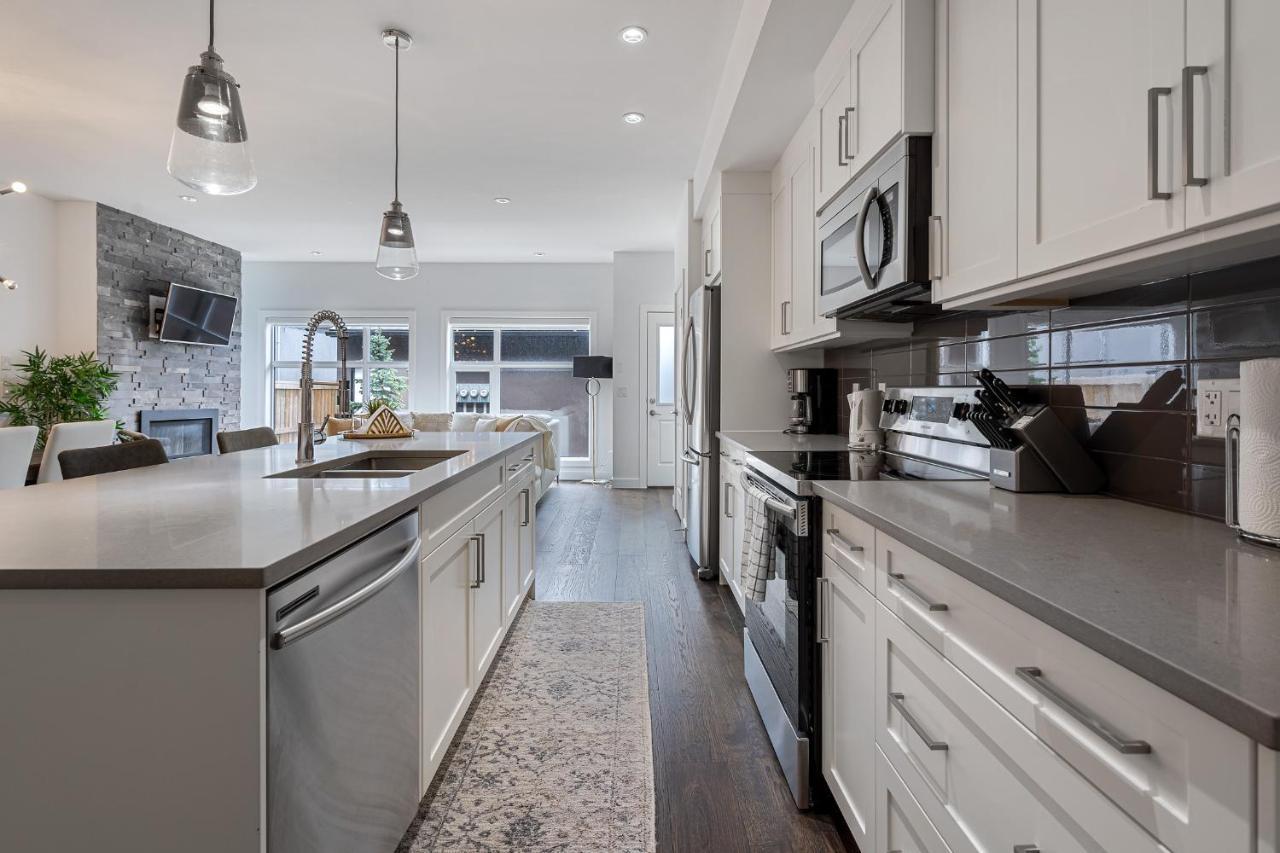 Contemporary Luxury 4 Bedroom House Near Downtown Calgary