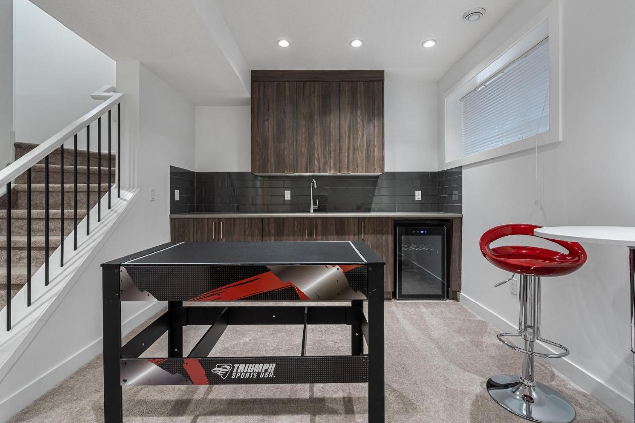 Contemporary Luxury 4 Bedroom House Near Downtown Holiday home