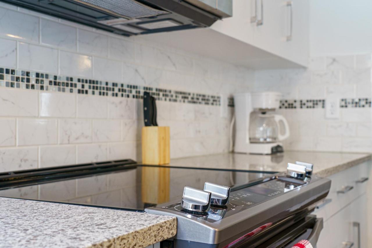 Holiday home Modern House With Private Backyard & Fireplace Calgary