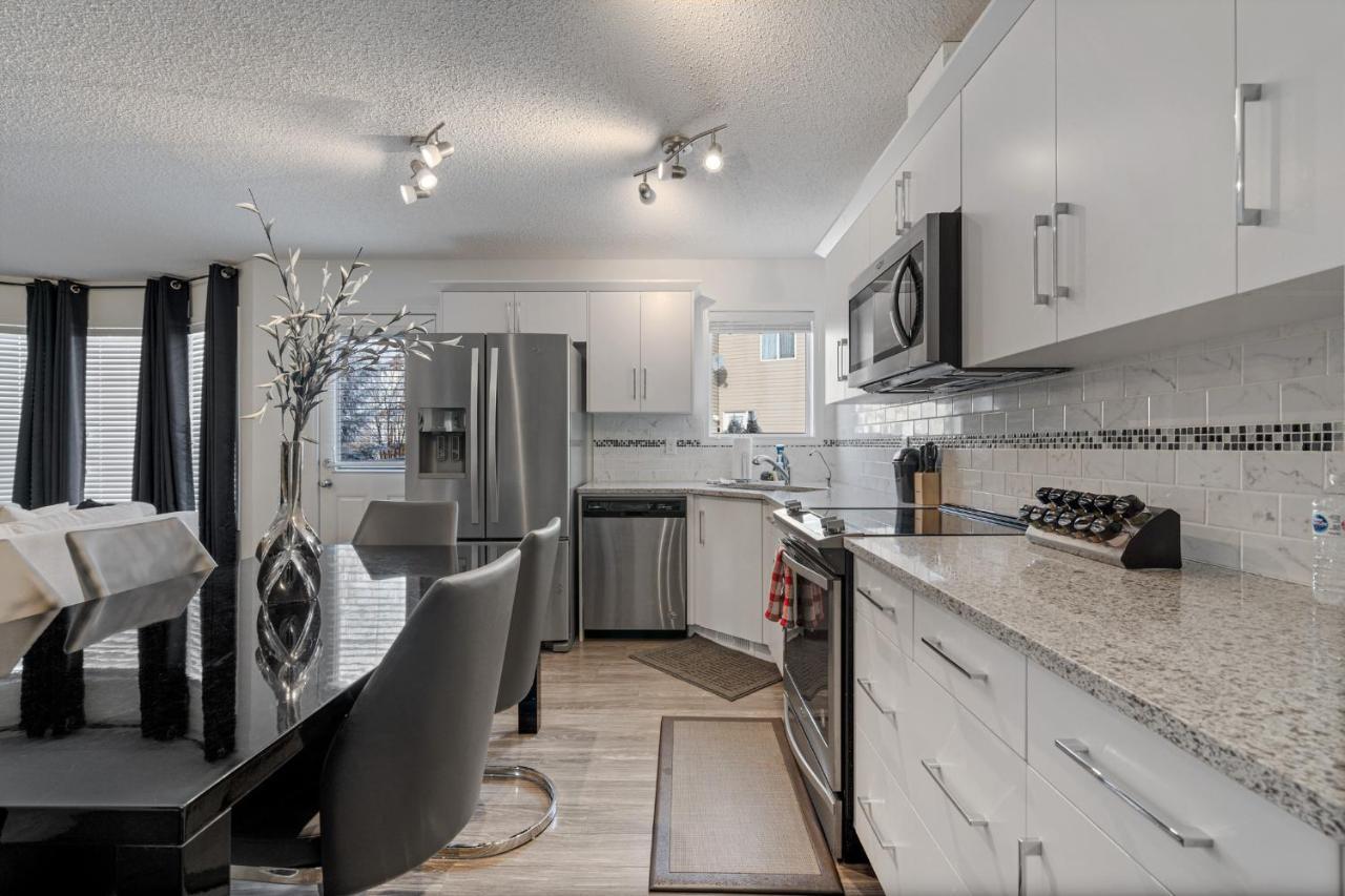 Holiday home Modern House With Private Backyard & Fireplace Calgary