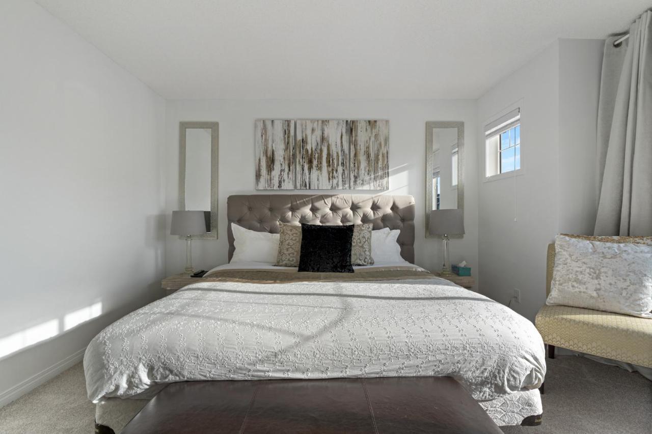 Modern House With Private Backyard & Fireplace Holiday home Calgary
