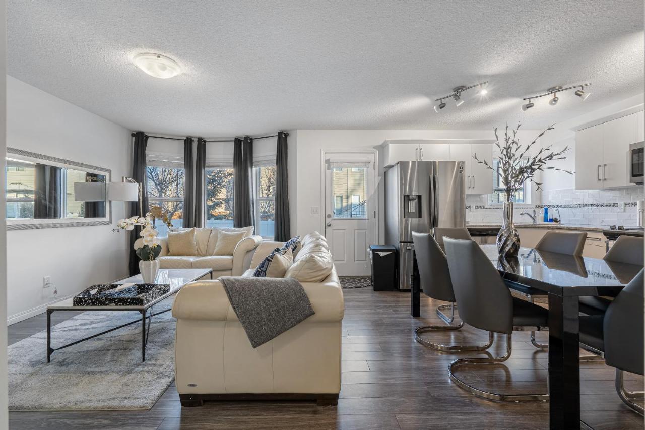 Modern House With Private Backyard & Fireplace Holiday home *