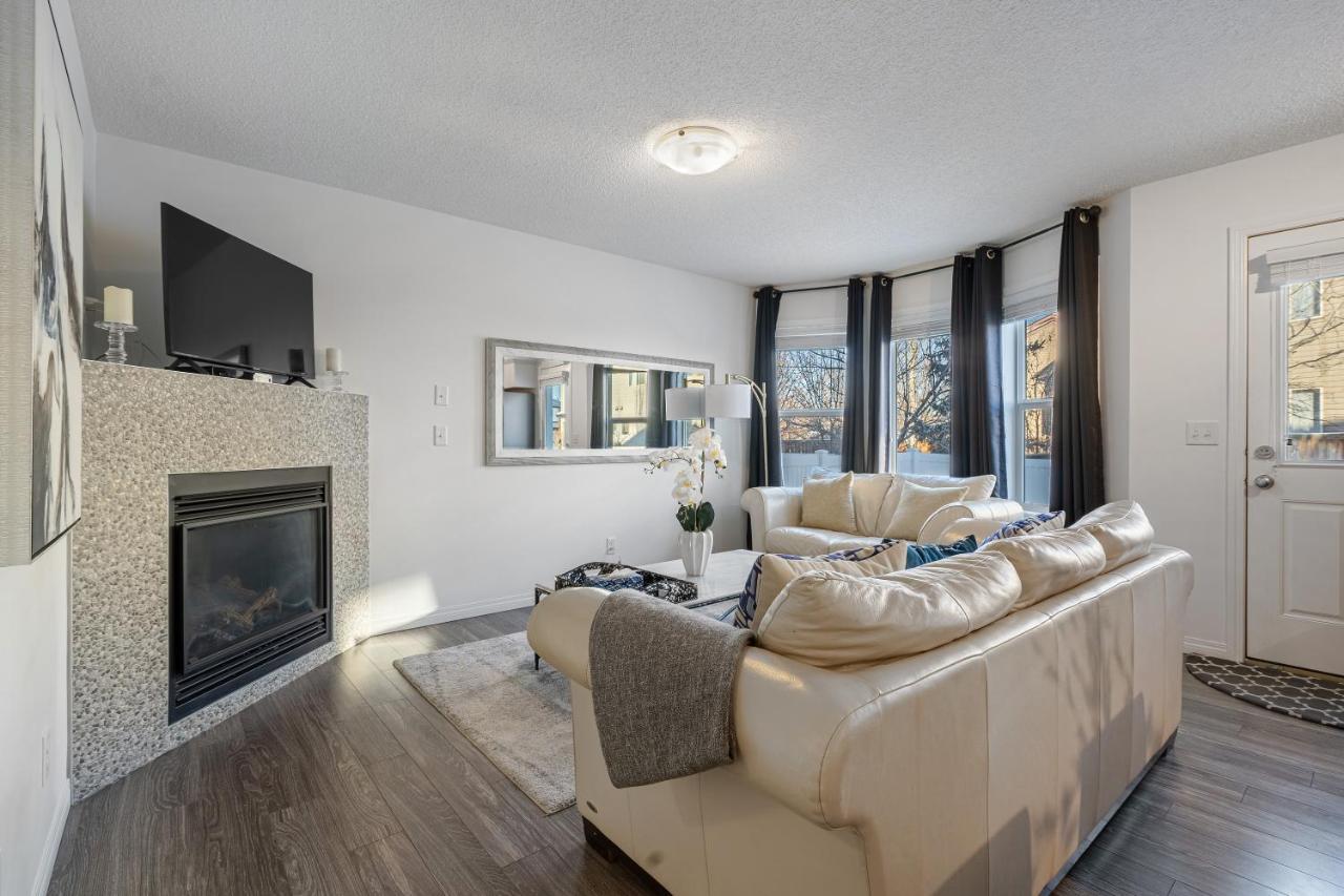 Modern House With Private Backyard & Fireplace Calgary