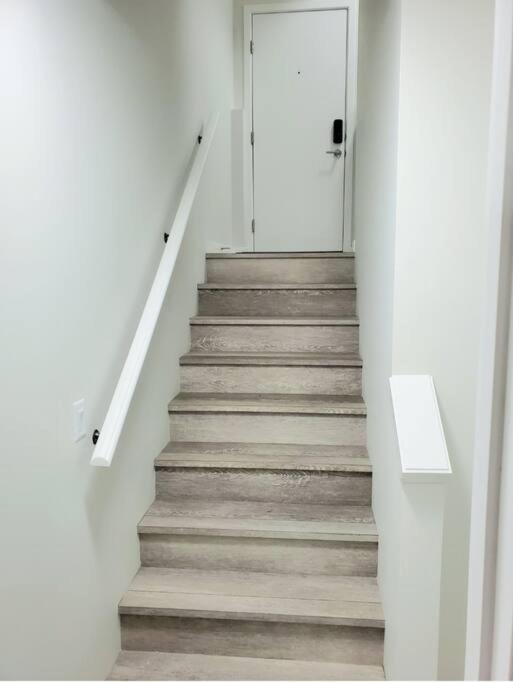 Cozy And Accessible 2 Bedroom Apartment Calgary