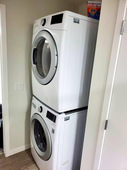 Cozy And Accessible 2 Bedroom Apartment Calgary