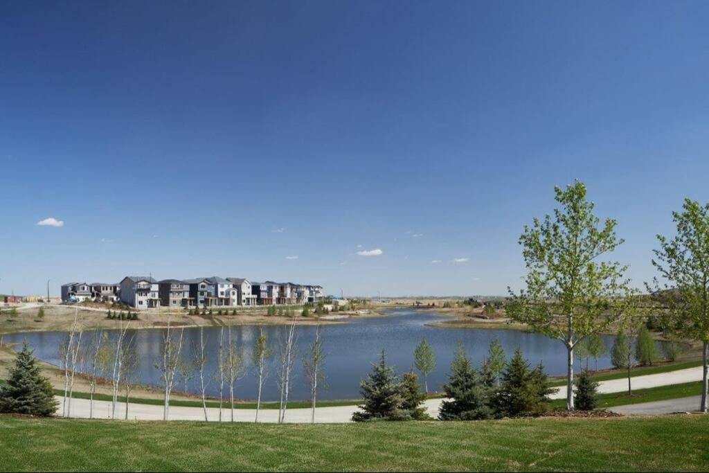 Cozy And Accessible 2 Bedroom Apartment Calgary