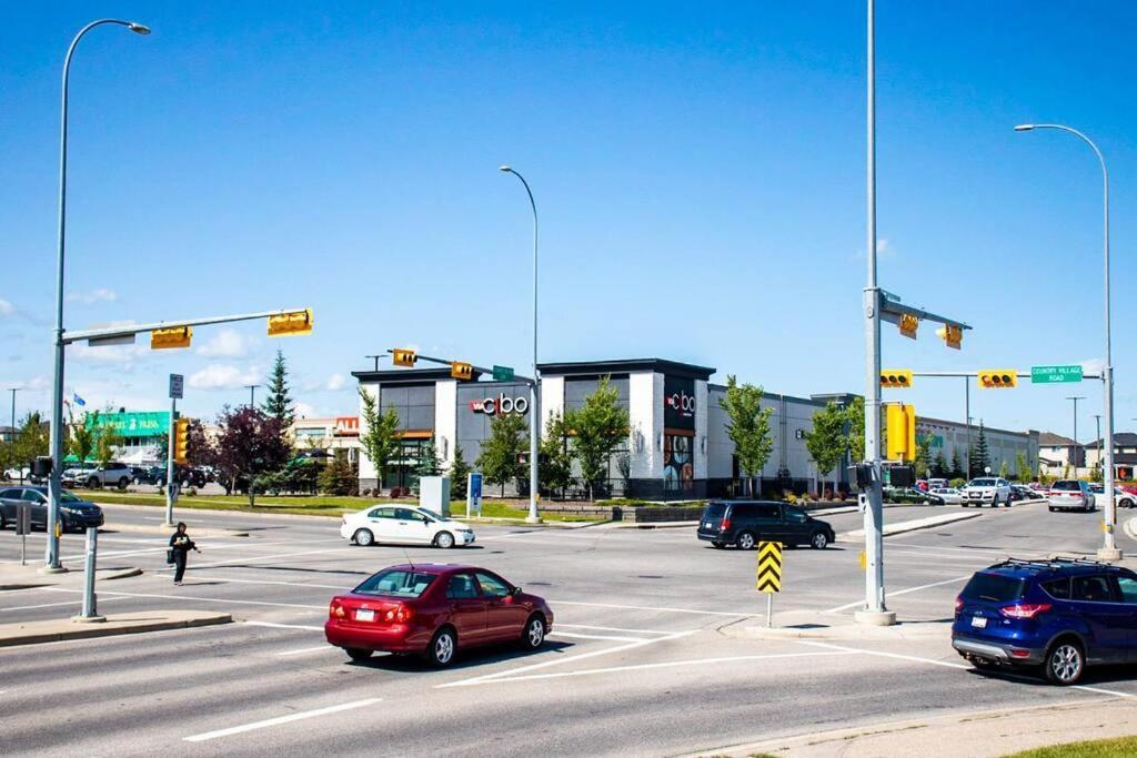 Cozy And Accessible 2 Bedroom * Calgary