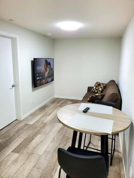 Apartment Cozy And Accessible 2 Bedroom *