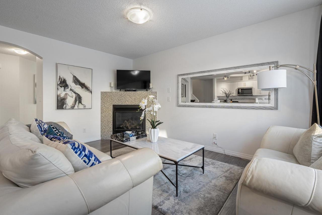 Modern House With Private Backyard & Fireplace Holiday home Calgary