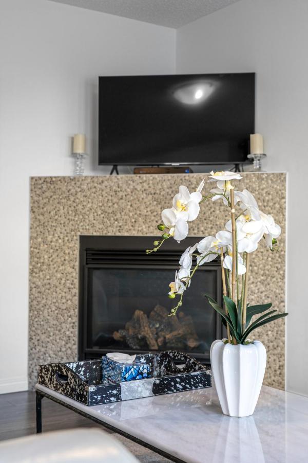 Modern House With Private Backyard & Fireplace * Calgary
