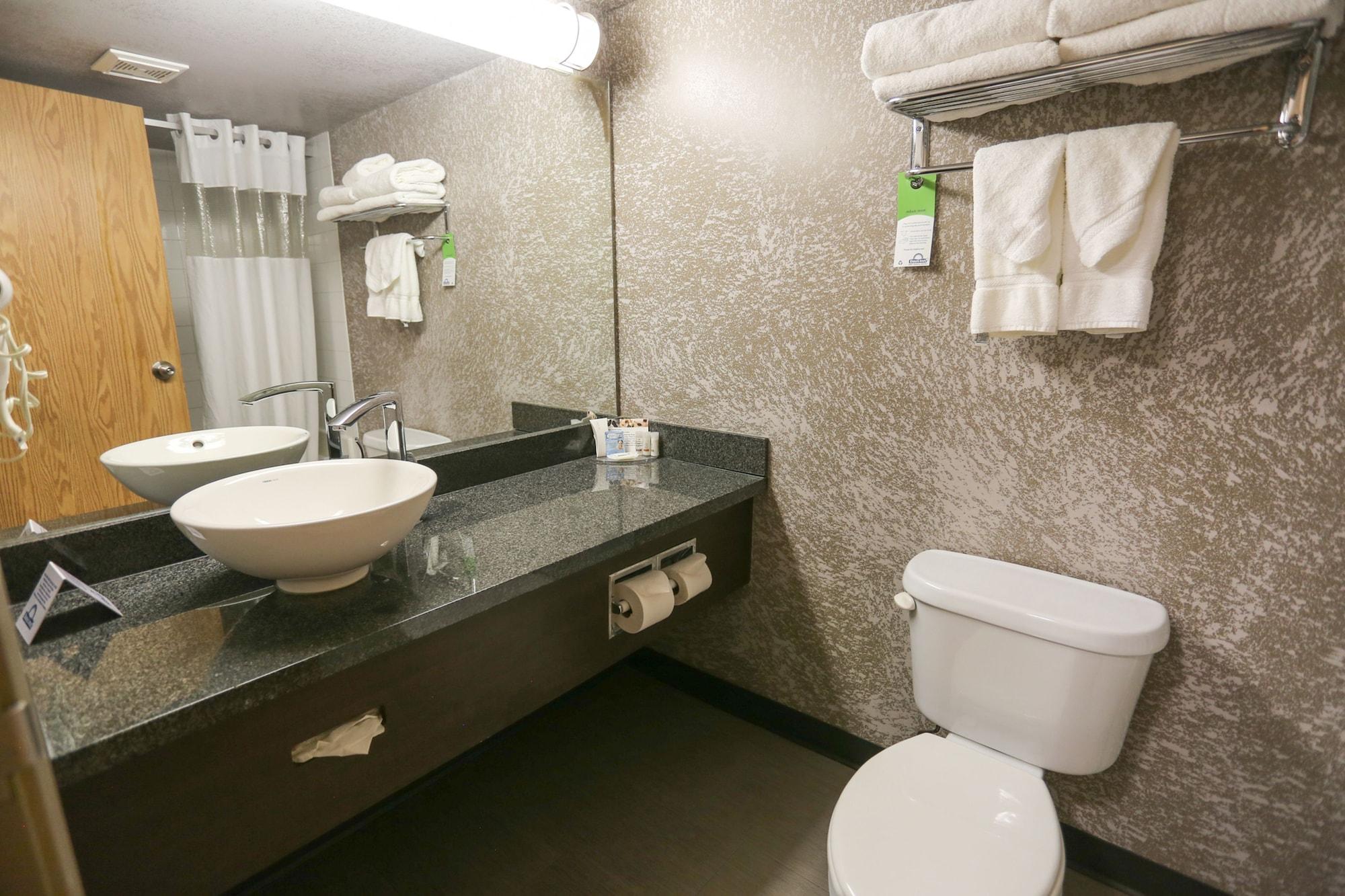 Days By Wyndham Airport Hotel Calgary