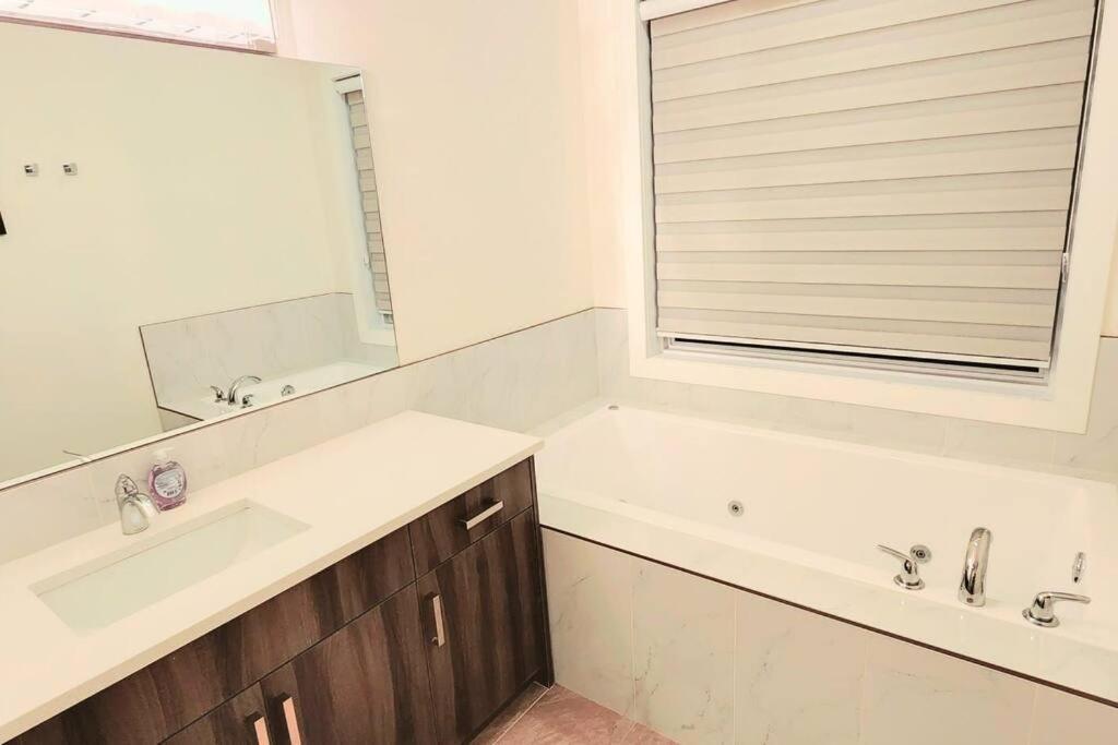 Cheerful 3bedroom With Free Garage Parking Calgary