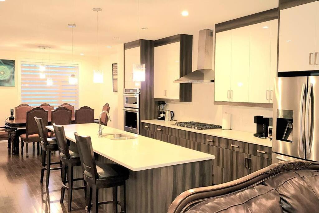 Cheerful 3bedroom With Free Garage Parking * Calgary