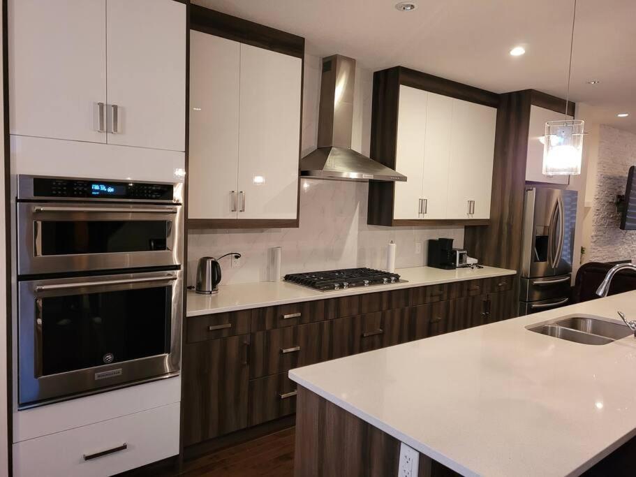 Cheerful 3bedroom With Free Garage Parking Holiday home Calgary