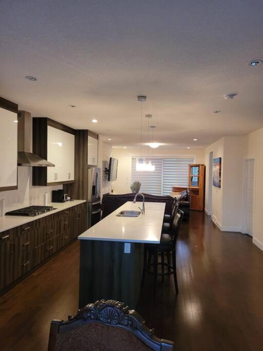 Cheerful 3bedroom With Free Garage Parking Calgary