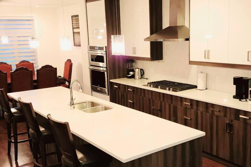 Cheerful 3bedroom With Free Garage Parking Calgary