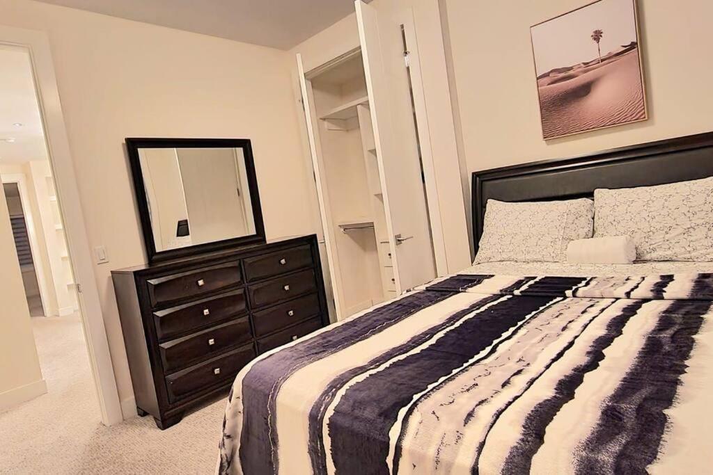 Cheerful 3bedroom With Free Garage Parking * Calgary
