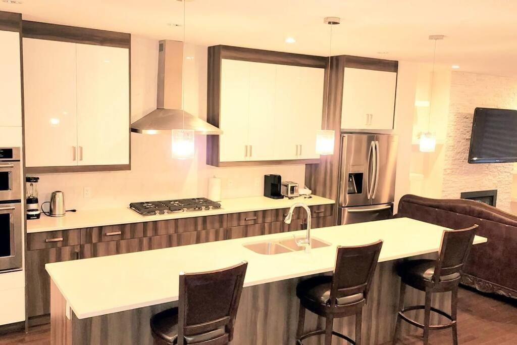 Cheerful 3bedroom With Free Garage Parking Holiday home Calgary