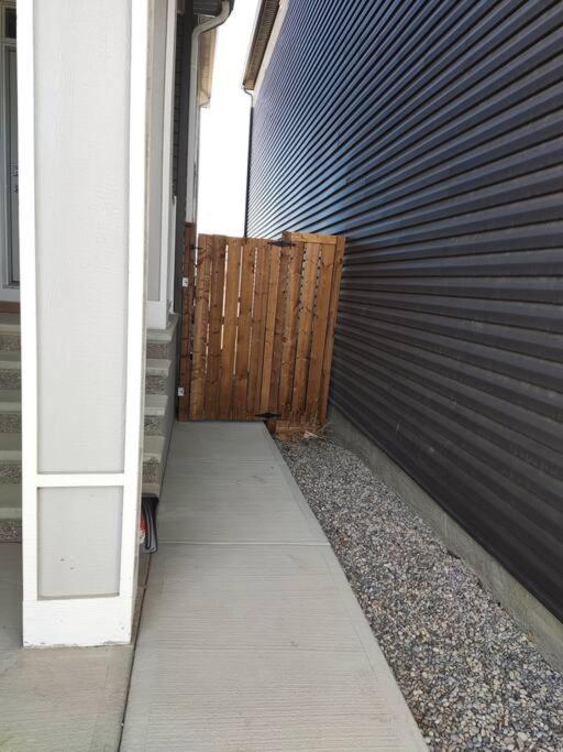 Villa Brand New Entire Guest By Lake Near Calgary