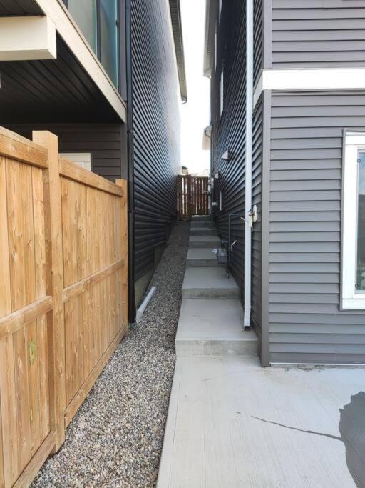 Brand New Entire Guest By Lake Near * Calgary
