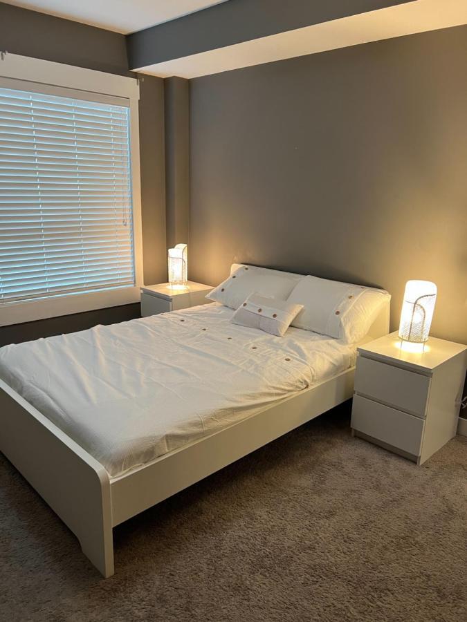 Lovely 2 Bedroom 2 Bathroom Plus Den *