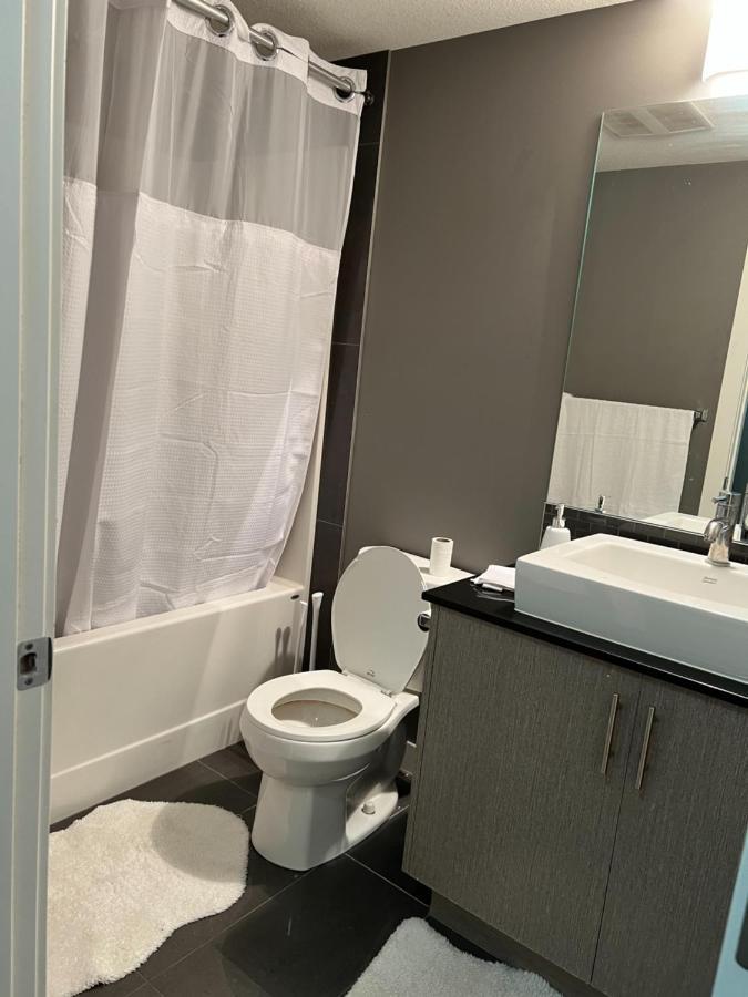 Lovely 2 Bedroom 2 Bathroom Plus Den * Calgary