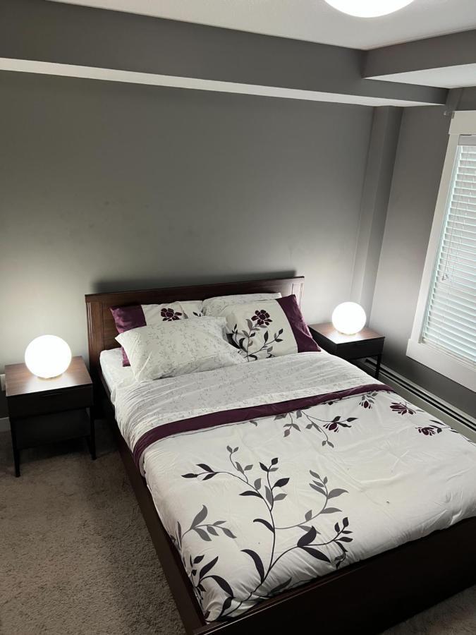 Lovely 2 Bedroom 2 Bathroom Plus Den Apartment *