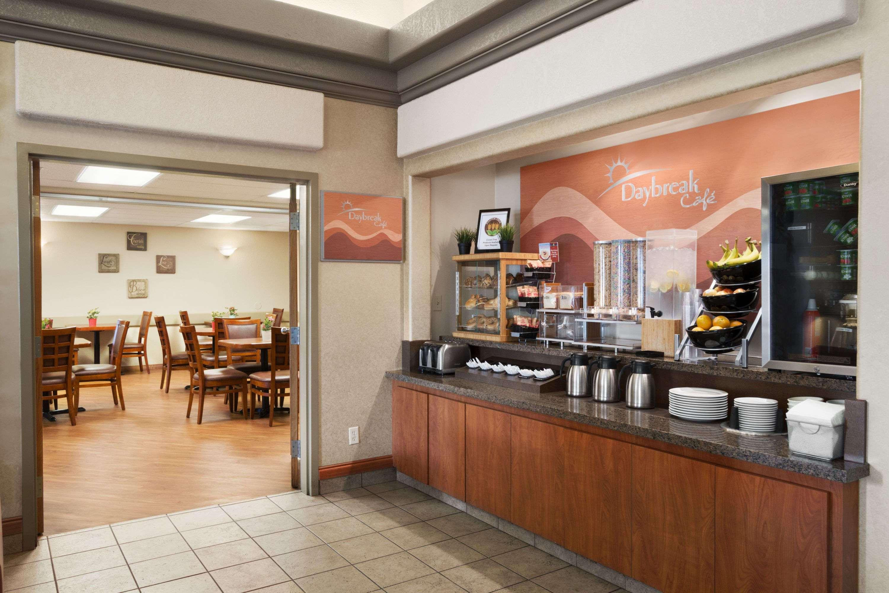 Days By Wyndham Airport Hotel Calgary