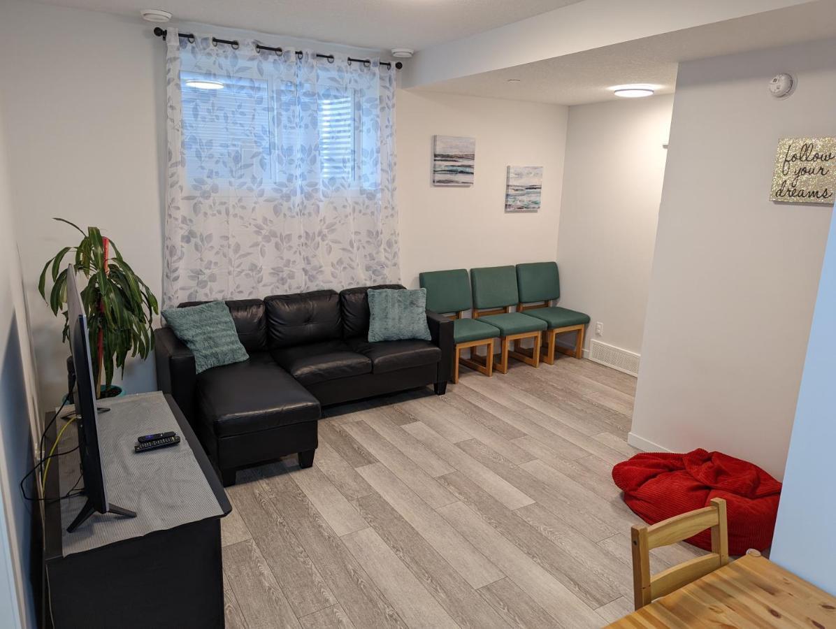 Livingston Howse Haven - A Simple & Cozy Private Two-bedroom Basement With Free Parking Calgary