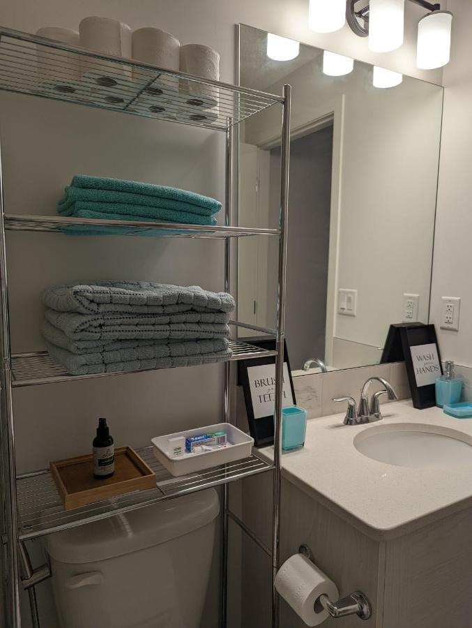 Livingston Howse Haven - A Simple & Cozy Private Two-bedroom Basement With Free Parking Calgary