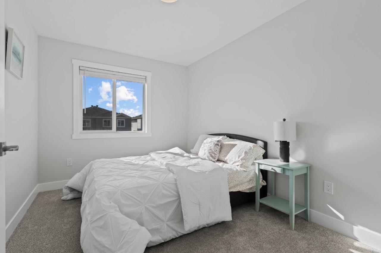 New Built 4 Bed * Calgary