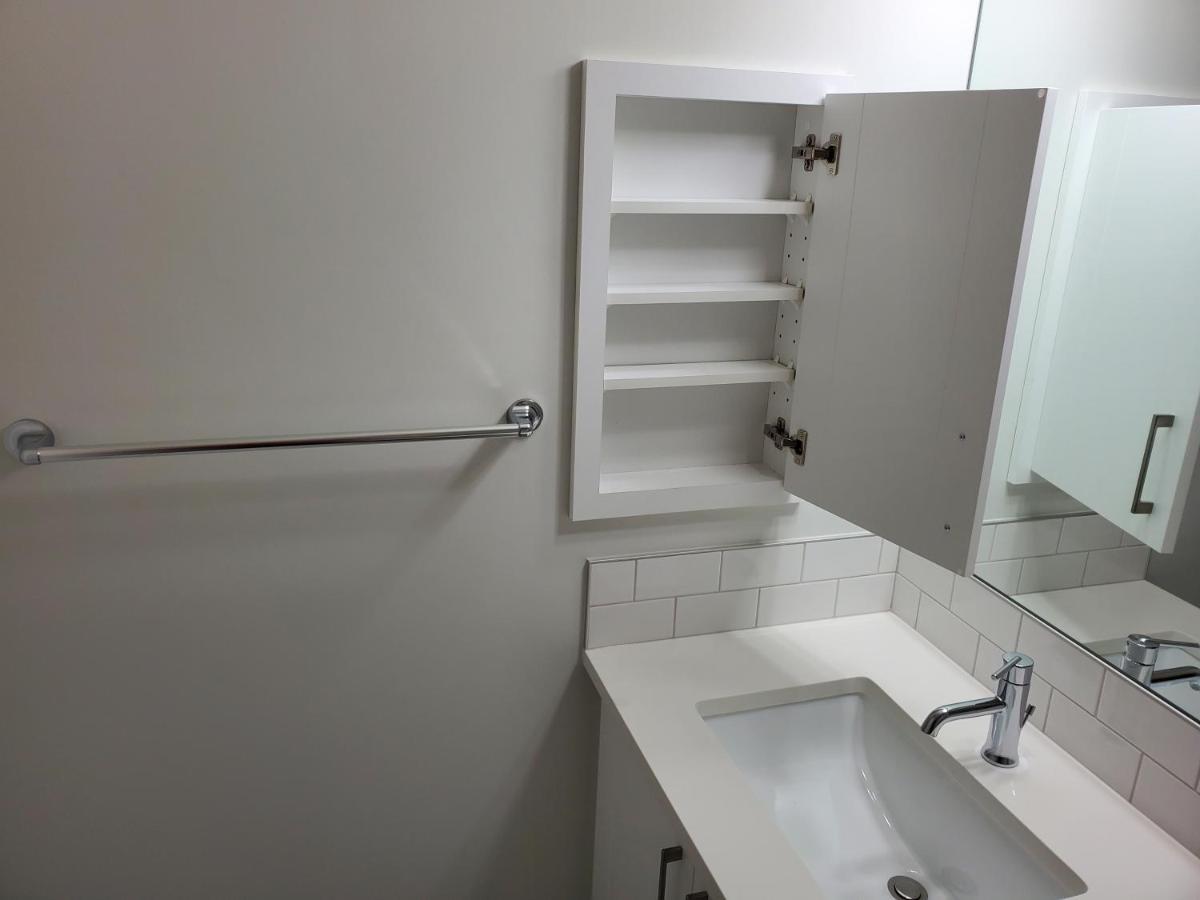 Apartment Cozy And Accessible 2 Bedroom *