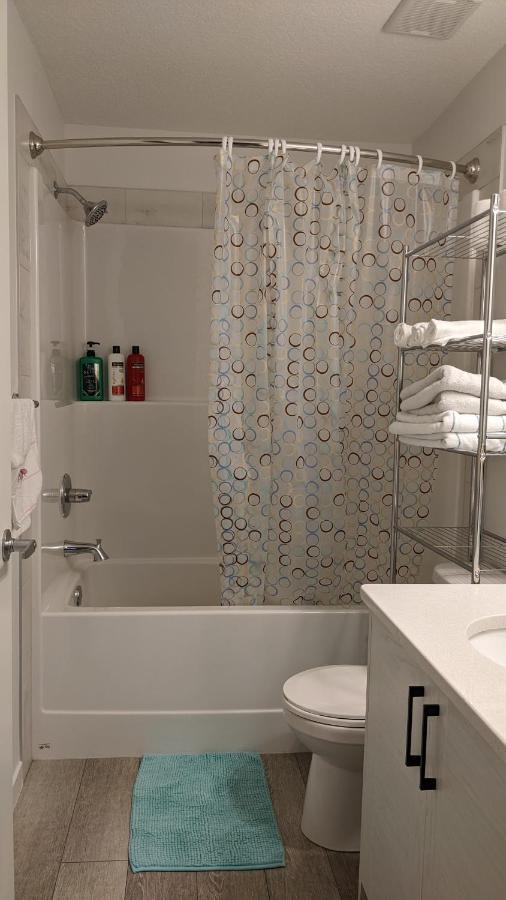Livingston Howse Haven - A Simple & Cozy Private Two-bedroom Basement With Free Parking Apartment Calgary