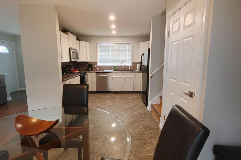 Beautiful 3-bedroom Main Floor *
