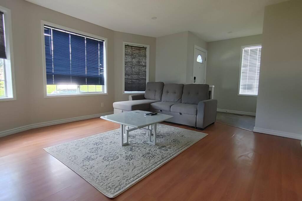 Apartment Beautiful 3-bedroom Main Floor