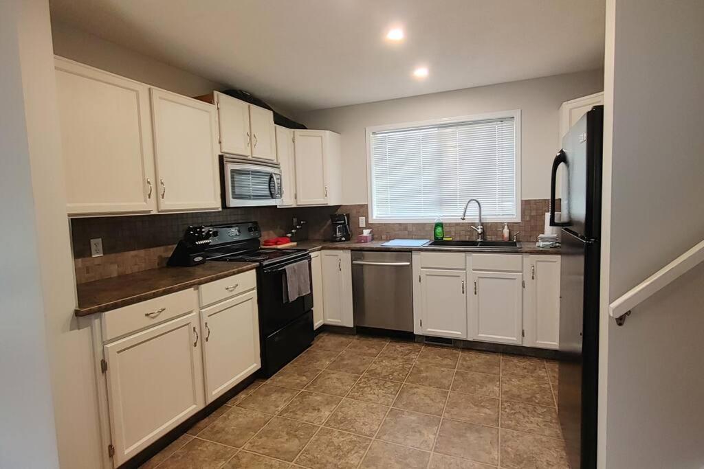 Apartment Beautiful 3-bedroom Main Floor