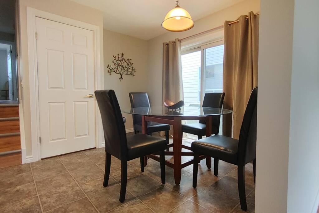 Beautiful 3-bedroom Main Floor