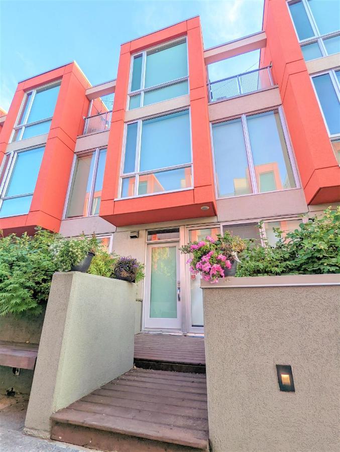 Monki Di Executive Suites: Luxury With Rooftop Patio * Calgary