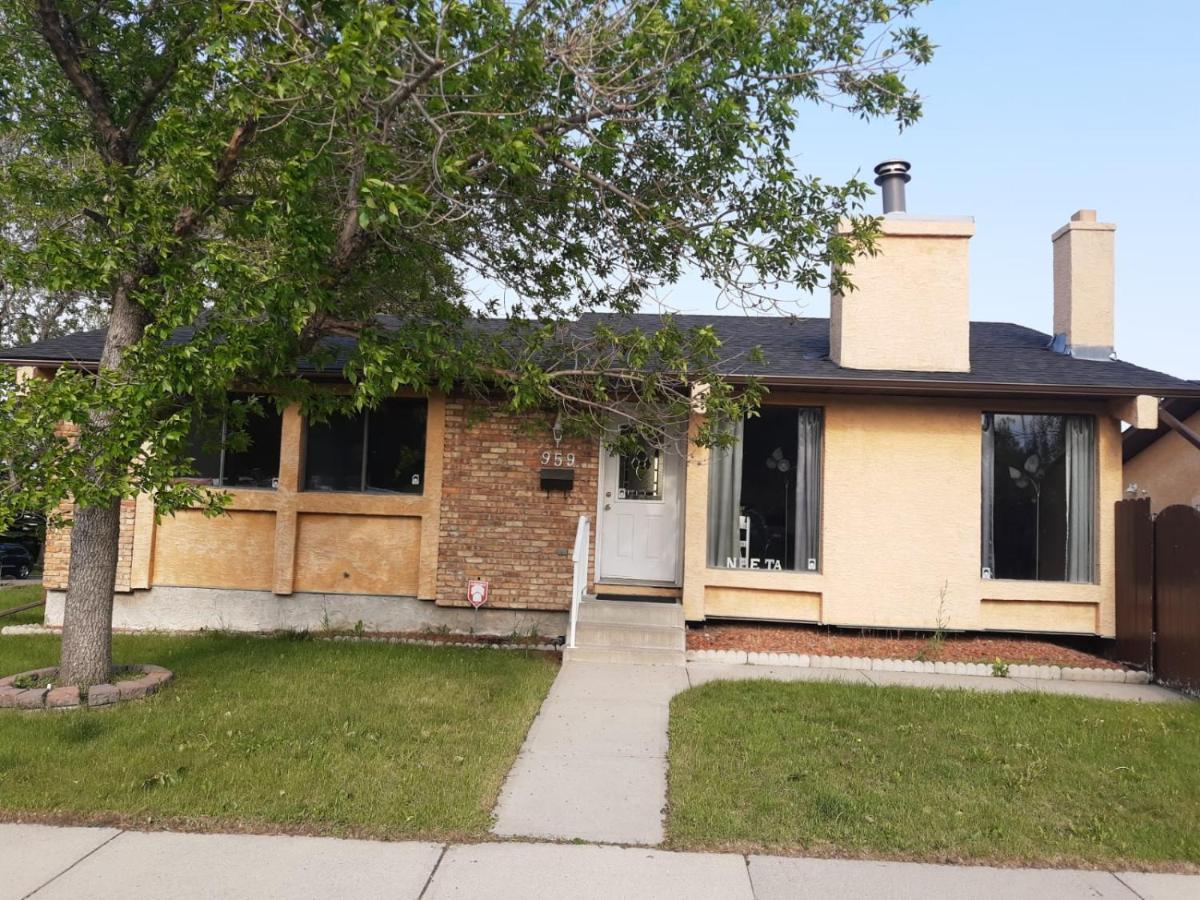 Cozy With Comfortable Beds And Fully Equipped Kitchen 15 Mins Drive From Airport, Downtown, Sait And U Of C And 80 Min Drive To Banff Guest house Calgary