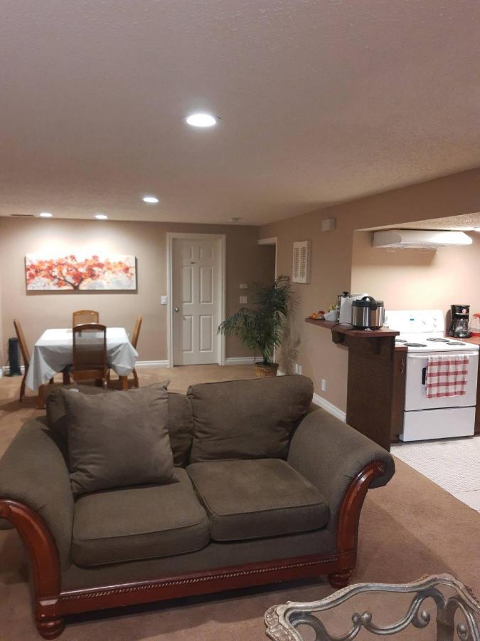 Guest house Cozy With Comfortable Beds And Fully Equipped Kitchen 15 Mins Drive From Airport, Downtown, Sait And U Of C And 80 Min Drive To Banff