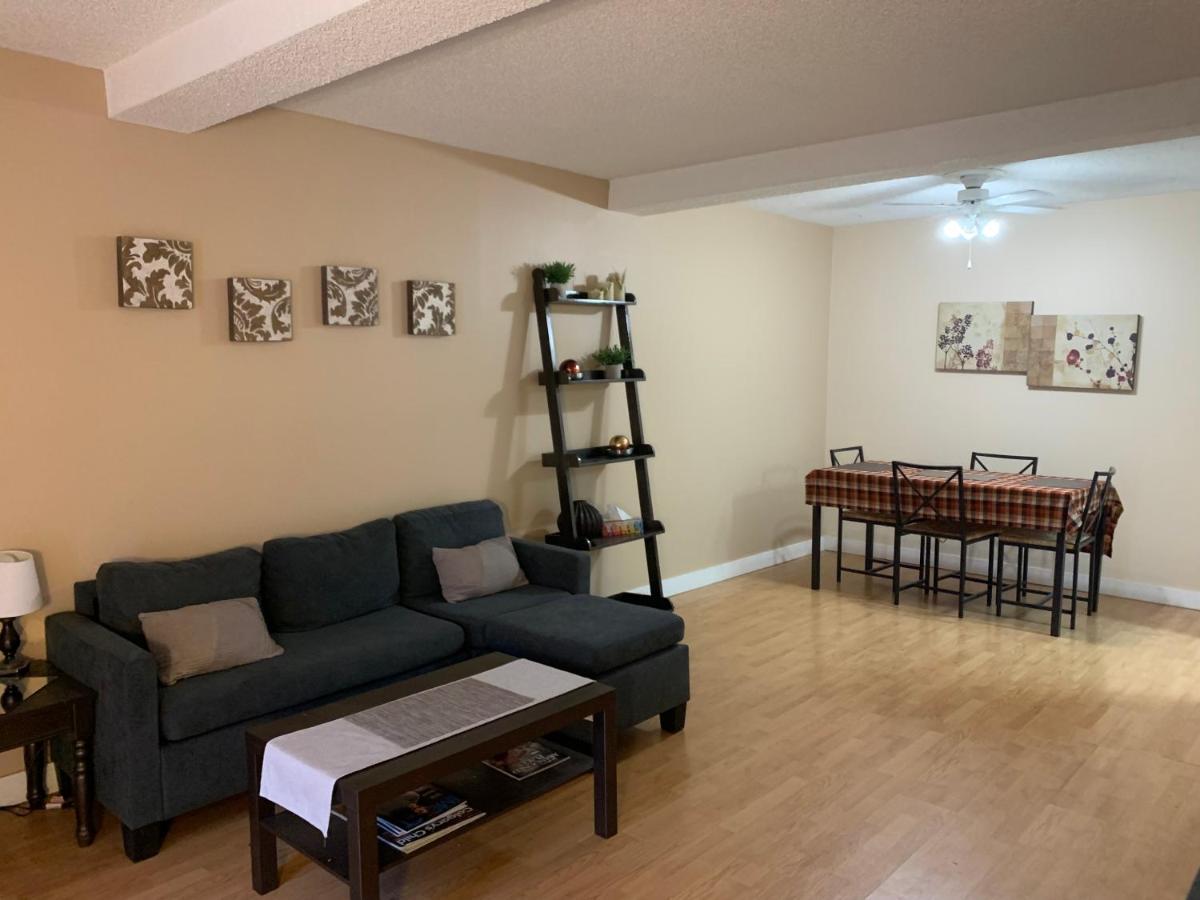 Cozy 2 Bedroom Townhouse With Large Den Apartment *