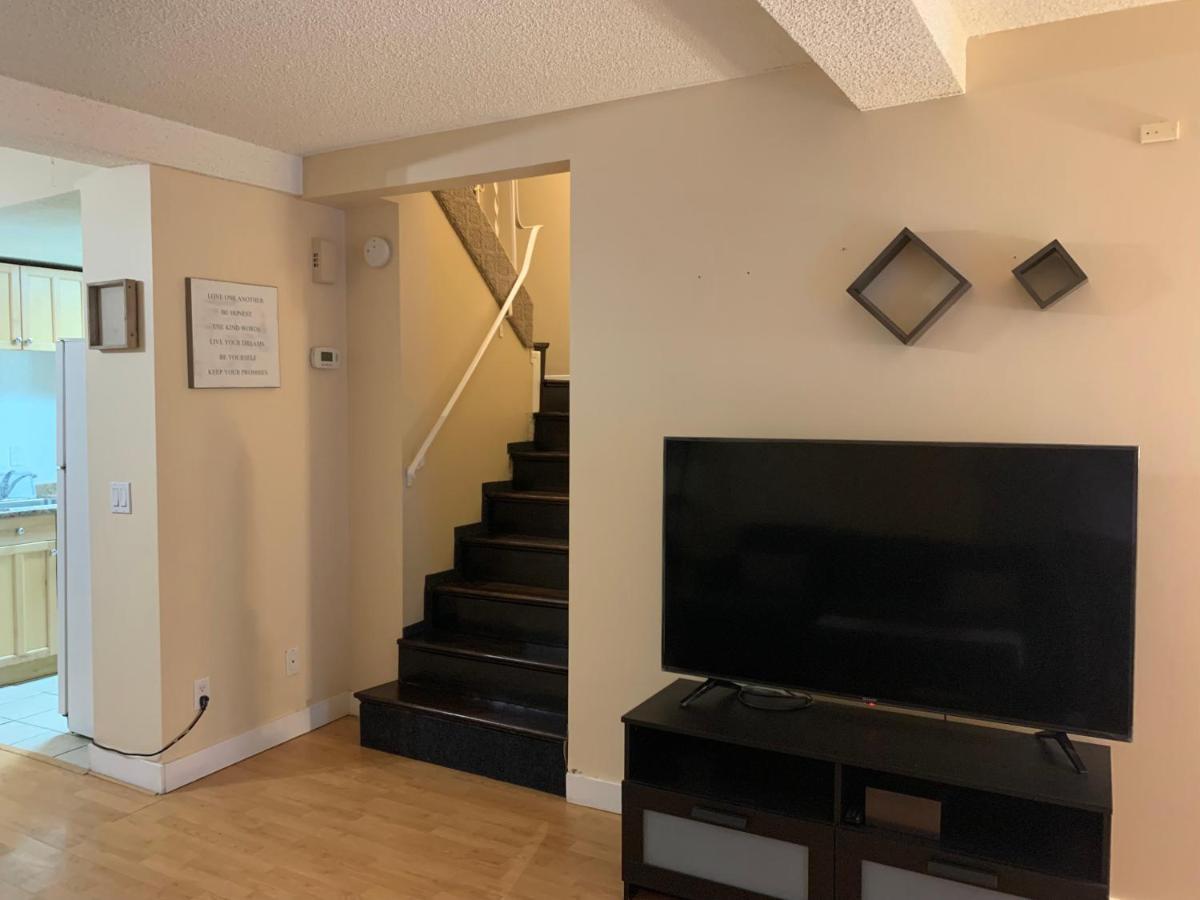 Cozy 2 Bedroom Townhouse With Large Den