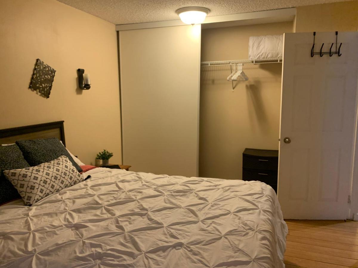 Cozy 2 Bedroom Townhouse With Large Den *